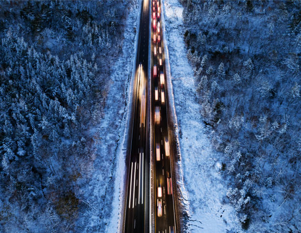 ruch w godzinach szczytu w zimie - snowing driving traffic car zdjęcia i obrazy z banku zdjęć