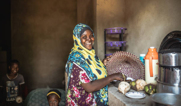 familia africana comiendo alimentos saludables juntos - tanzania fotografías e imágenes de stock