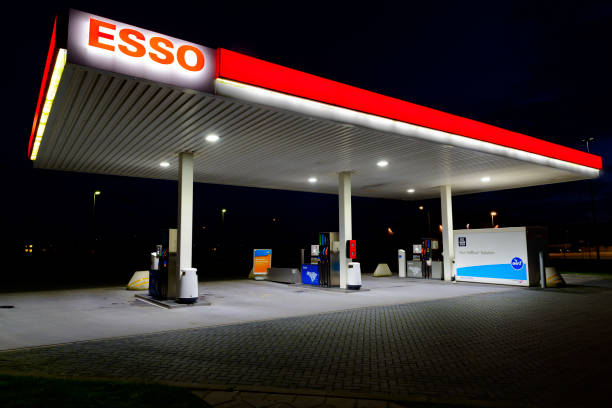 esso self service retail gasoline station at night - gazoline imagens e fotografias de stock