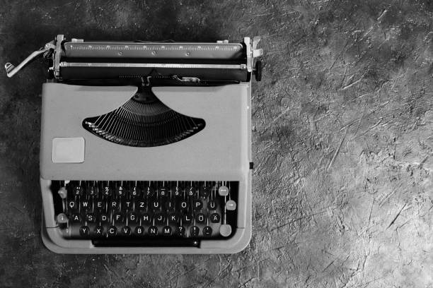 vecchia, vintage, macchina da scrivere in bianco e nero. la vista dall'alto. - typewriter hammer retro revival typebar foto e immagini stock
