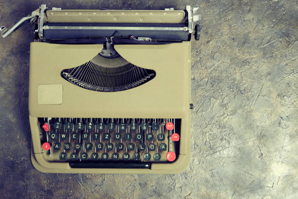 velha máquina de escrever vintage. a vista de cima. - typewriter hammer retro revival typebar - fotografias e filmes do acervo