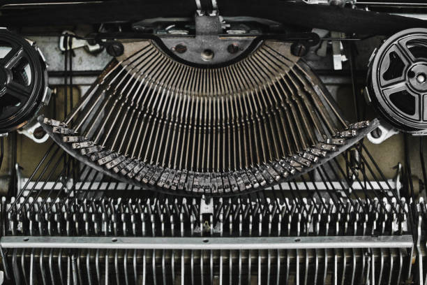 이전 타자기의 메커니즘입니다. 복고풍 빈티지, 스팀 펑크. - typewriter typebar ampersand retro revival 뉴스 사진 이미지