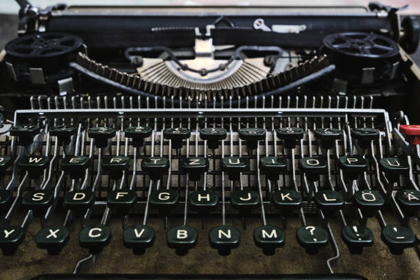 오래된 복고풍 타자기의 기계식 키보드. - typewriter typebar ampersand retro revival 뉴스 사진 이미지