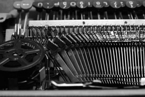 meccanismo e tastiera di una vecchia macchina da scrivere con una bobina di pellicola. nell'immagine in bianco e nero. - typewriter hammer retro revival typebar foto e immagini stock
