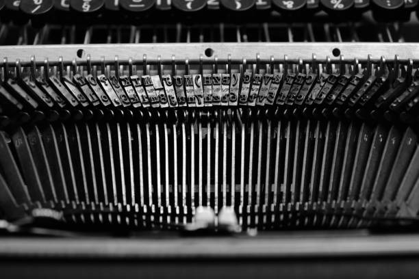 오래된 복고풍 타자기에 영어 알파벳으로 스트라이커를 타자하는 메커니즘. - typewriter typebar ampersand retro revival 뉴스 사진 이미지