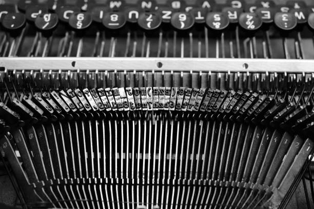 mecanismo de digitação de grevistas com o alfabeto inglês em uma velha máquina de escrever retrô. - typewriter hammer retro revival typebar - fotografias e filmes do acervo