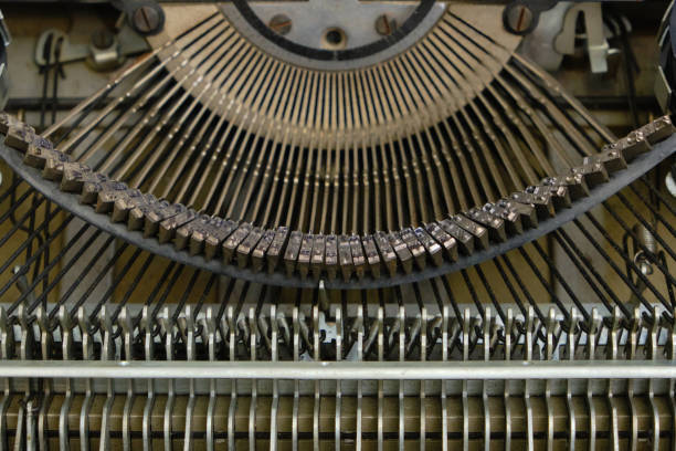 이전 타자기의 메커니즘입니다. 복고풍 빈티지, 스팀 펑크. - typewriter typebar ampersand retro revival 뉴스 사진 이미지