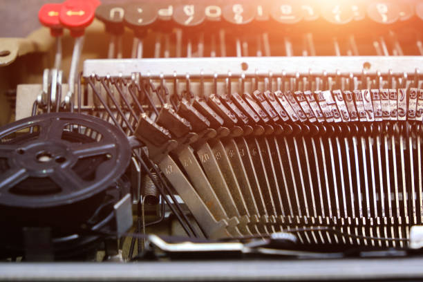 meccanismo e tastiera di una vecchia macchina da scrivere con una bobina di pellicola. luce del sole. - typewriter hammer retro revival typebar foto e immagini stock
