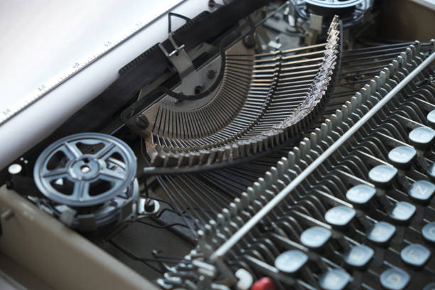 필름 코일이있는 오래된 타자기의 메커니즘과 키보드. - typewriter typebar ampersand retro revival 뉴스 사진 이미지