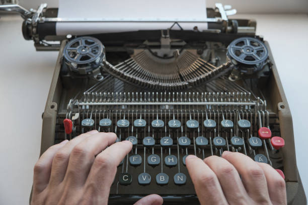 손가락은 오래된 복고풍 기계 타자기의 키보드에 텍스트를 입력합니다. - typewriter typebar ampersand retro revival 뉴스 사진 이미지
