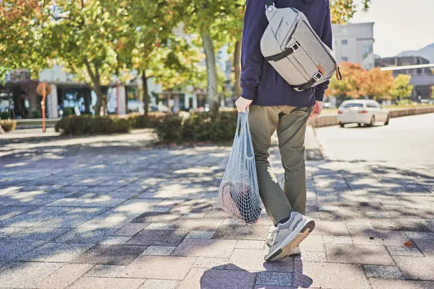 Japanese men are incorporating reusable cotton mesh bags into their daily lives.