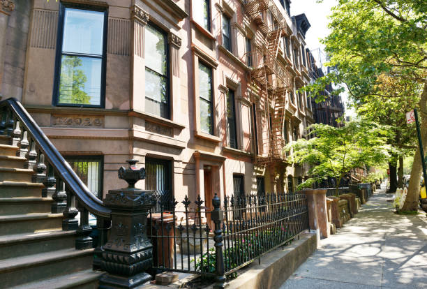 brownstones, park slope. covid-19: concetto di stay home. - brooklyn row house townhouse house foto e immagini stock