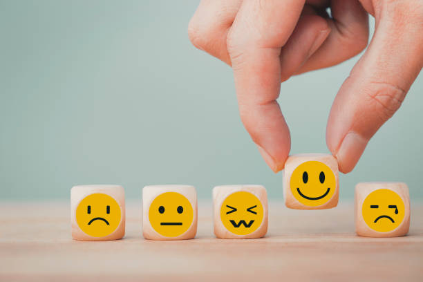 la mano elige con iconos de emoticonos de cara de sonrisa feliz en cubo de madera, buena calificación de comentarios para la encuesta de revisión de clientes - emociones fotografías e imágenes de stock
