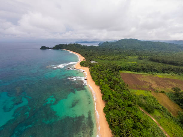 дрон вид сан-томе и принц бич джале - sao tome and principe стоковые фото и изображения