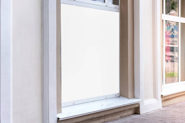 promoção placa branca em branco com espaço mockup na vitrine da loja - poster window display store window - fotografias e filmes do acervo