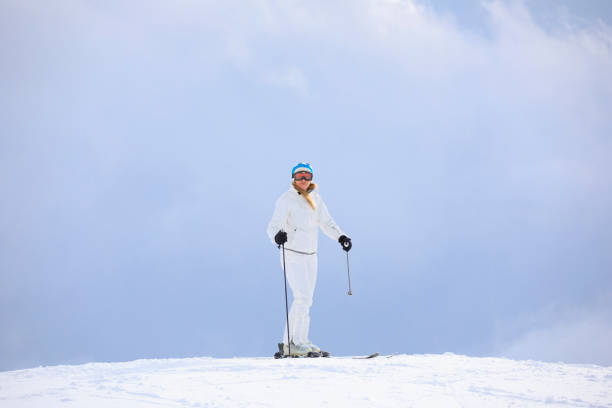 amateur wintersport alpinski. frau schneeskifahrer skifahren im skigebiet.  hochgebirgslandschaft.  alpenberg europa, - skiing point of view stock-fotos und bilder