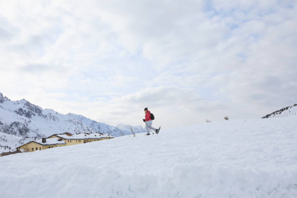 ciasciera amatoriale sport invernali donna snowshoe walker che corre nella neve in polvere stazione sciistica dolomiti in italia - skiing point of view foto e immagini stock