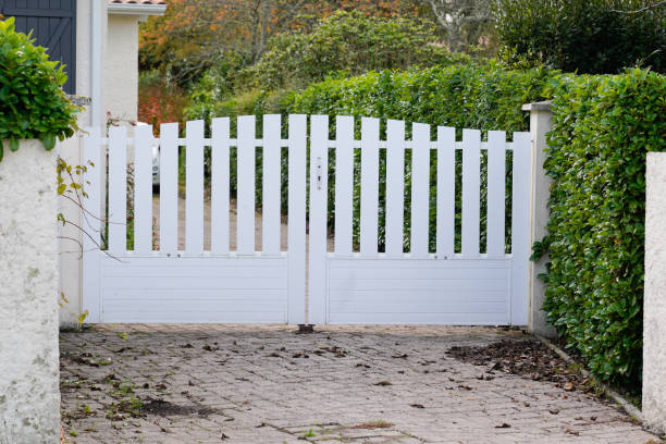 banlieue pvc porte en plastique blanc sur la maison rue accès maison jardin - garden fence audio photos et images de collection