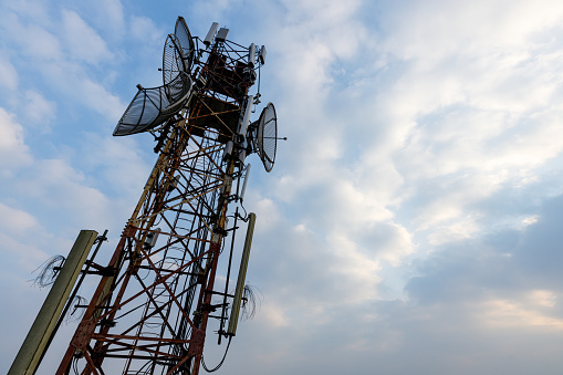 An antenna and mobile phone tower