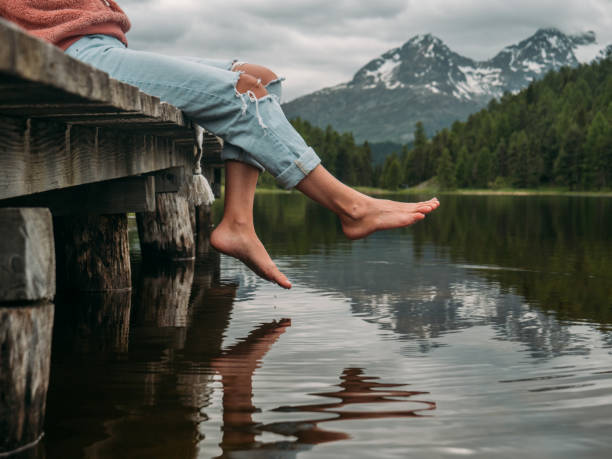 stopy zwisające z molo nad jeziorem - st moritz mountain nature water zdjęcia i obrazy z banku zdjęć