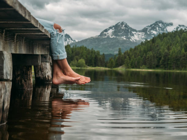 stopy zwisające z molo nad jeziorem - st moritz mountain nature water zdjęcia i obrazy z banku zdjęć