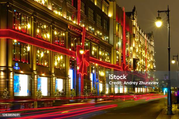 Photo libre de droit de Magasin Tsum Décoré Le Nouvel An Et La Veille De Noël Moscou Russie 10 Décembre 2019 banque d'images et plus d'images libres de droit de Façade