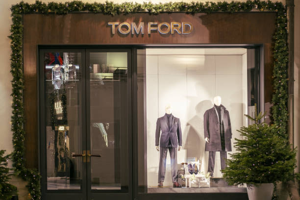 neujahrsgeschäft tom ford in weihnachtsdekoration - moskau, russland, 12. dezember 2019 - mr tom stock-fotos und bilder