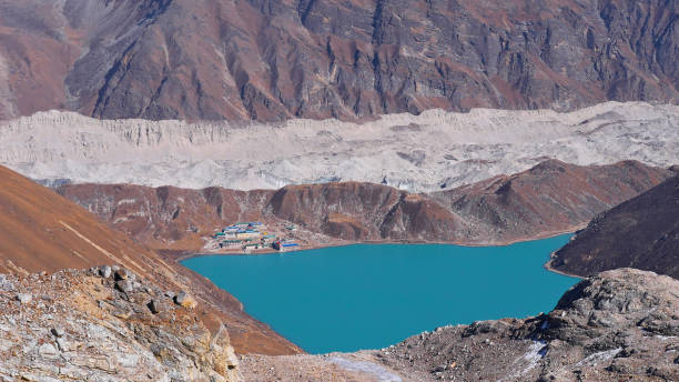 vista aerea del villaggio di sherpa gokyo (4.860 m) situato sulla riva del terzo lago con il maestoso ghiacciaio ngozumpa sullo sfondo visto dalla cima del passo renjo la, himalaya, nepal. - renjo la foto e immagini stock