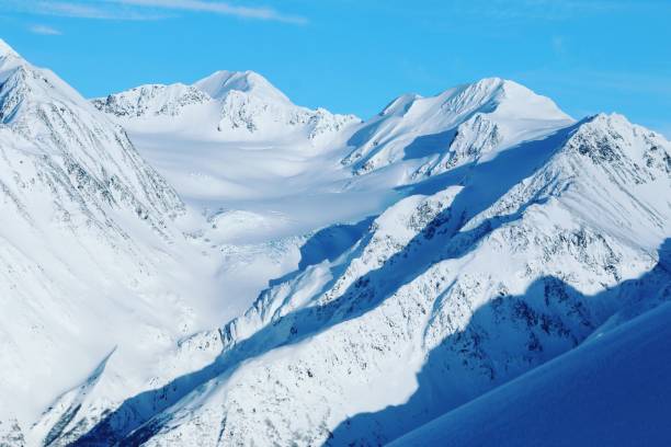 晴れた日の冬のアラスカ山脈 - extreme terrain powder snow winter snow ストックフォトと画像