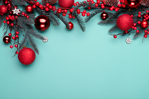 Decoraciones navideñas en el fondo azul con espacio de copia para su texto. photo