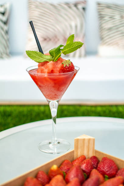 frischgefrorener erdbeer-daiquiri-cocktail - strawberry daiquiri stock-fotos und bilder