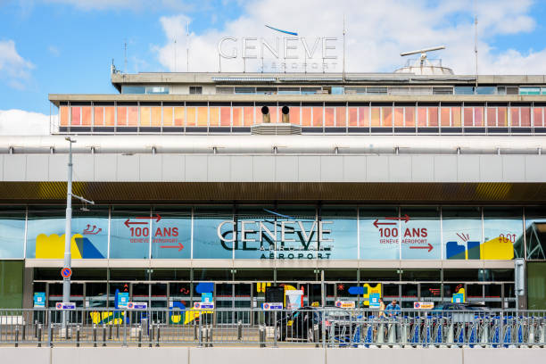 entrada del aeropuerto internacional de ginebra. - parking sign taxi taxi sign cloud fotografías e imágenes de stock