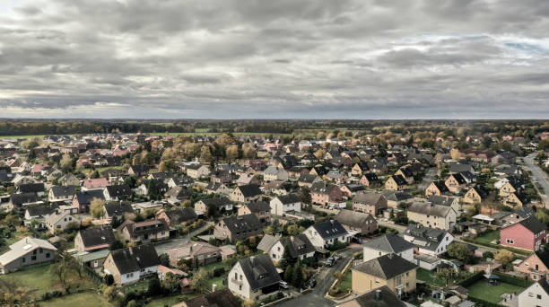 вид с воздуха на поселение с домами 1950-х годов, ненасыщенные - town of gray стоковые фото и изображения