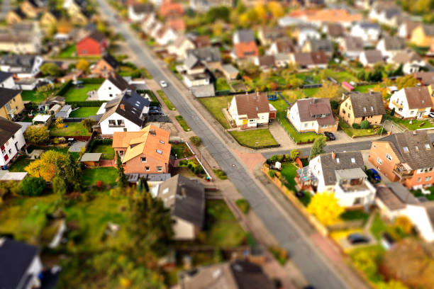suburbio con casas familiares, jardines delanteros y afterban, vista aérea con efecto de cambio de inclinación - aerial view building exterior suburb neighbor fotografías e imágenes de stock