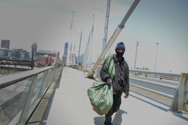 hombre caminando por el puente - nelson mandela bridge bridge cityscape south africa fotografías e imágenes de stock
