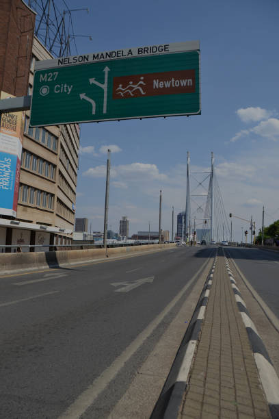 vista de la calle de la señal de la carretera - nelson mandela bridge bridge cityscape south africa fotografías e imágenes de stock