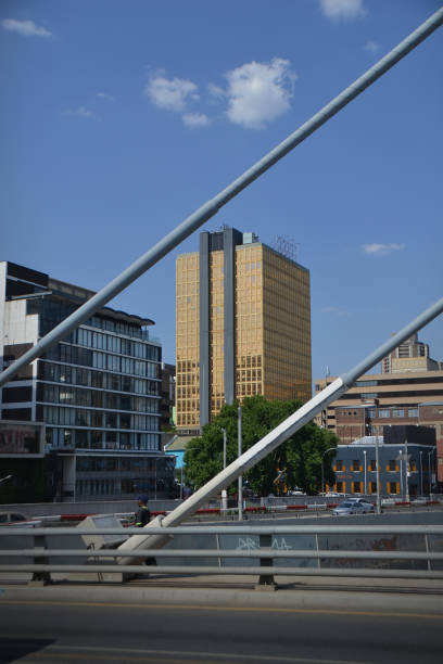 edificio de oro y puente - nelson mandela bridge bridge cityscape south africa fotografías e imágenes de stock