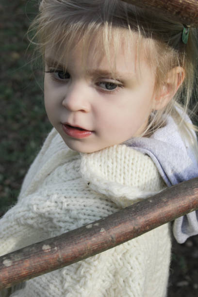 かわいい3歳のブロンドの女の子の肖像画をクローズアップ。 - children only healthy lifestyle vertical close up ストックフォトと画像