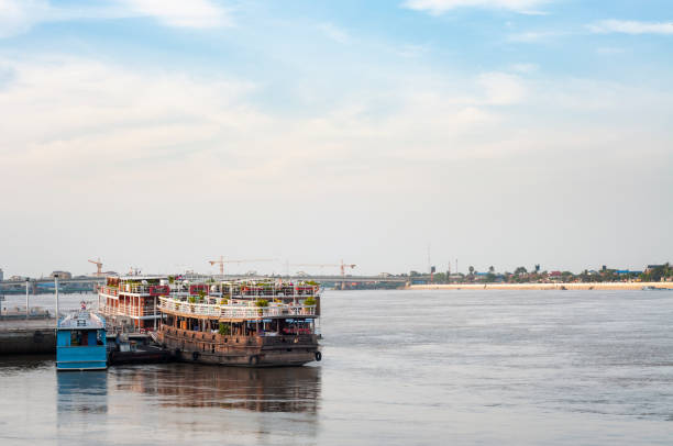 barcos turísticos no rio em phnom penh, camboja - floating restaurant - fotografias e filmes do acervo