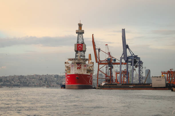 un foret kanuni en maintenance dans le port de haydarpasa - drillship photos et images de collection