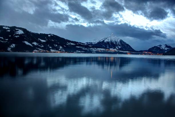 lago da montanha à noite - lake thun switzerland night lake - fotografias e filmes do acervo