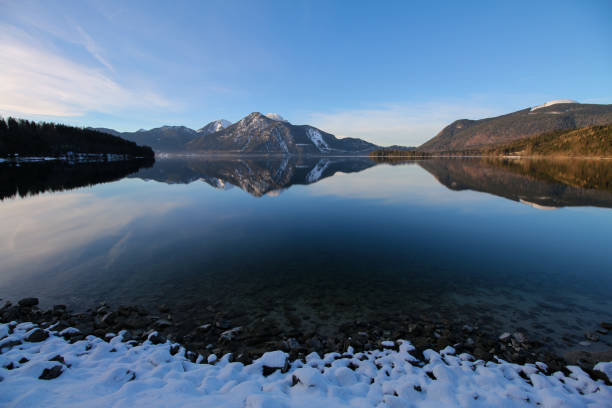 lake walchensee on a sunny winter afternoon - walchensee lake imagens e fotografias de stock