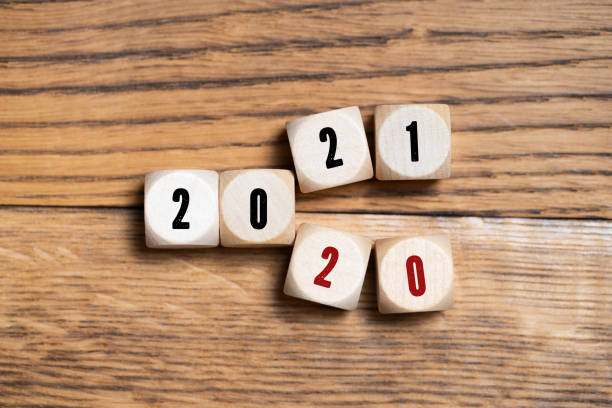istock little painter figures and message 2020, 2021 on wooden cubes 1283918097