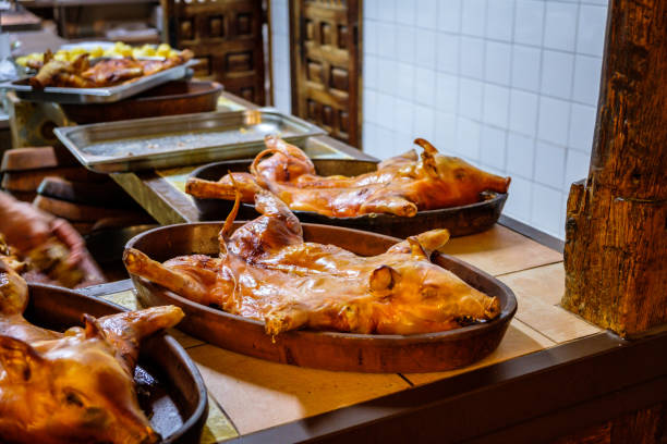 spanferkel in einem spanischen restaurant zubereitet - schweinebraten stock-fotos und bilder