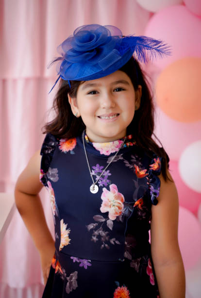 retrato de niña hispana en una fiesta de té rosa - tea party dressing up little girls hat fotografías e imágenes de stock