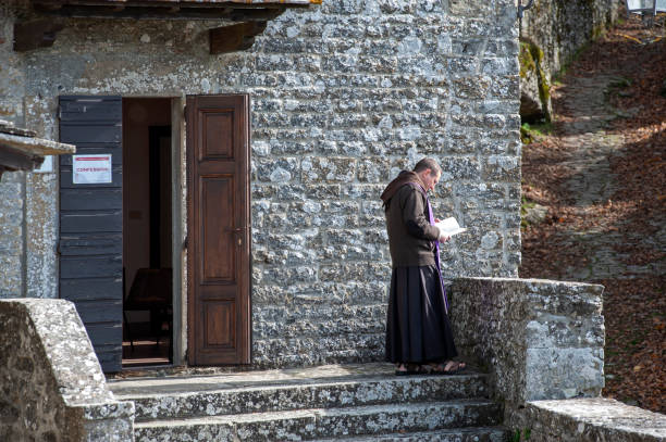 mönch im gebet in der nähe der abteikirche. - franciscan stock-fotos und bilder