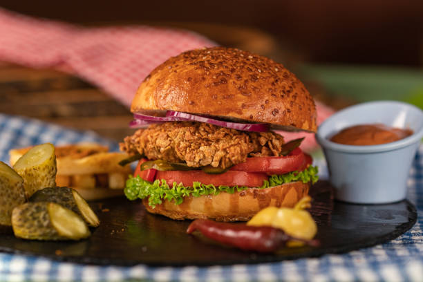 hamburger frit fait maison de poulet - crispy photos et images de collection