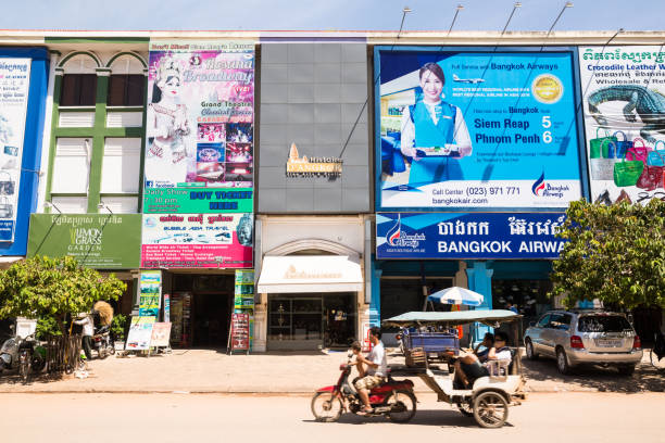 imagem de phnom penh tutk tuk motorista em frente ao shopping. - cambodia khmer architecture outdoors - fotografias e filmes do acervo