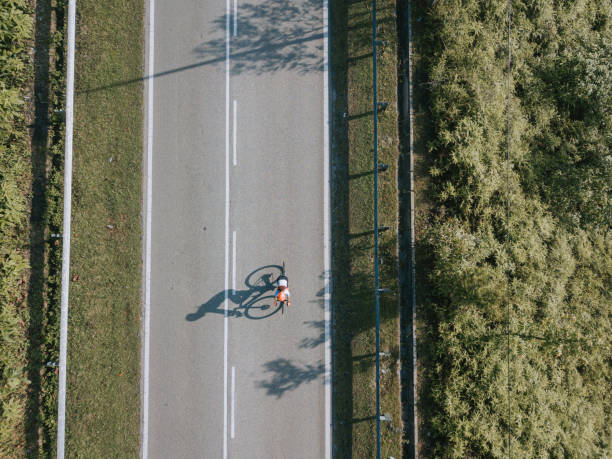 wycieczka rowerowa na obszarach wiejskich ulu langat z 1 sportswoman sportowiec rider w widoku drona rano - bikers point of view zdjęcia i obrazy z banku zdjęć