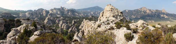 岩の崖、木々や山と、岩の街、アイダホ州の水平風景 - idaho rock climbing city of rocks mountain ストックフォトと画像